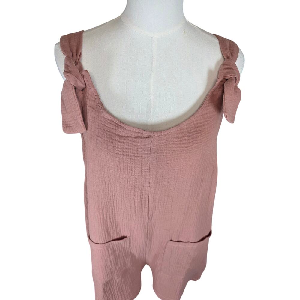 NWT Cupshe Pinafore Gauze‎ Romper w/Tie Shoulders & Pockets Soft Coral - Picture 2 of 9